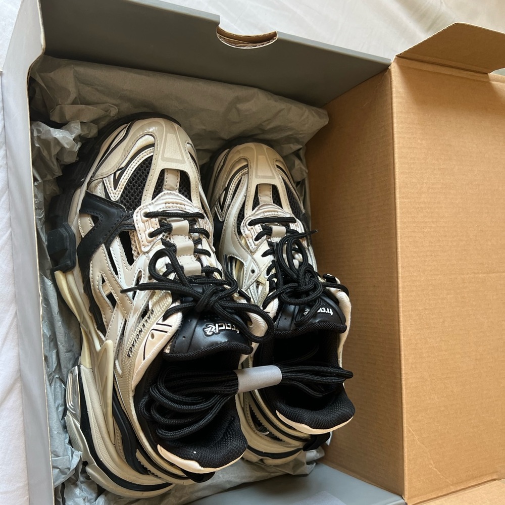 WOMEN'S TRACK.2 SNEAKER IN BEIGE/BLACK